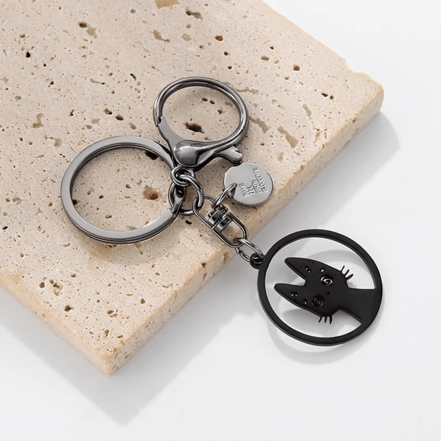 Handmade Black Cat Metal Keychain: Mystery and Style for Cat Lovers!