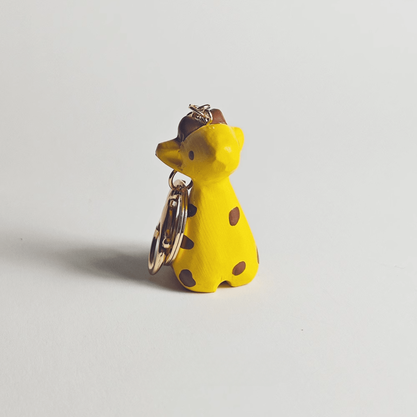 Giraffe Stretch Wood Keychain - Nature-inspired Design, Compact Size