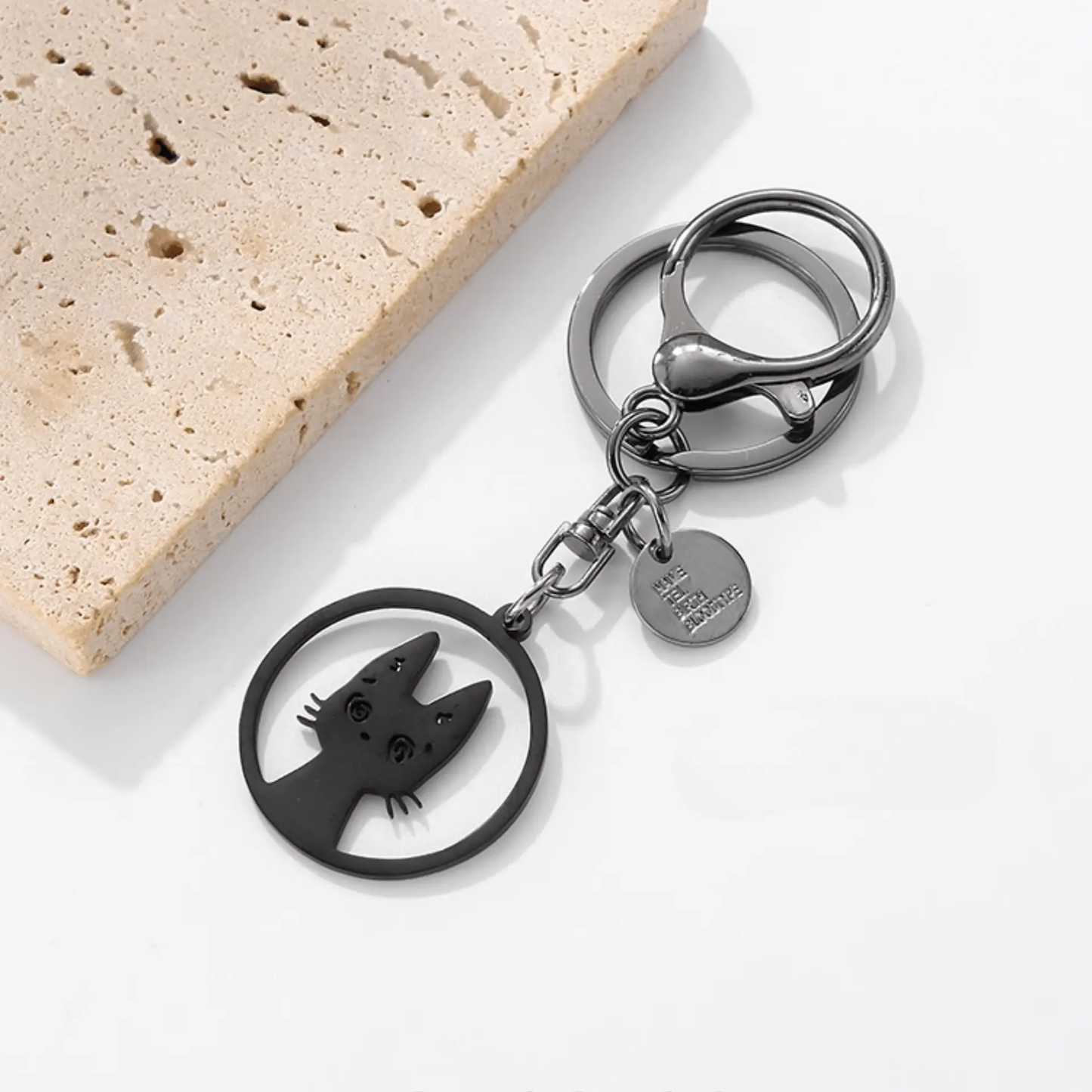 Handmade Black Cat Metal Keychain: Mystery and Style for Cat Lovers!