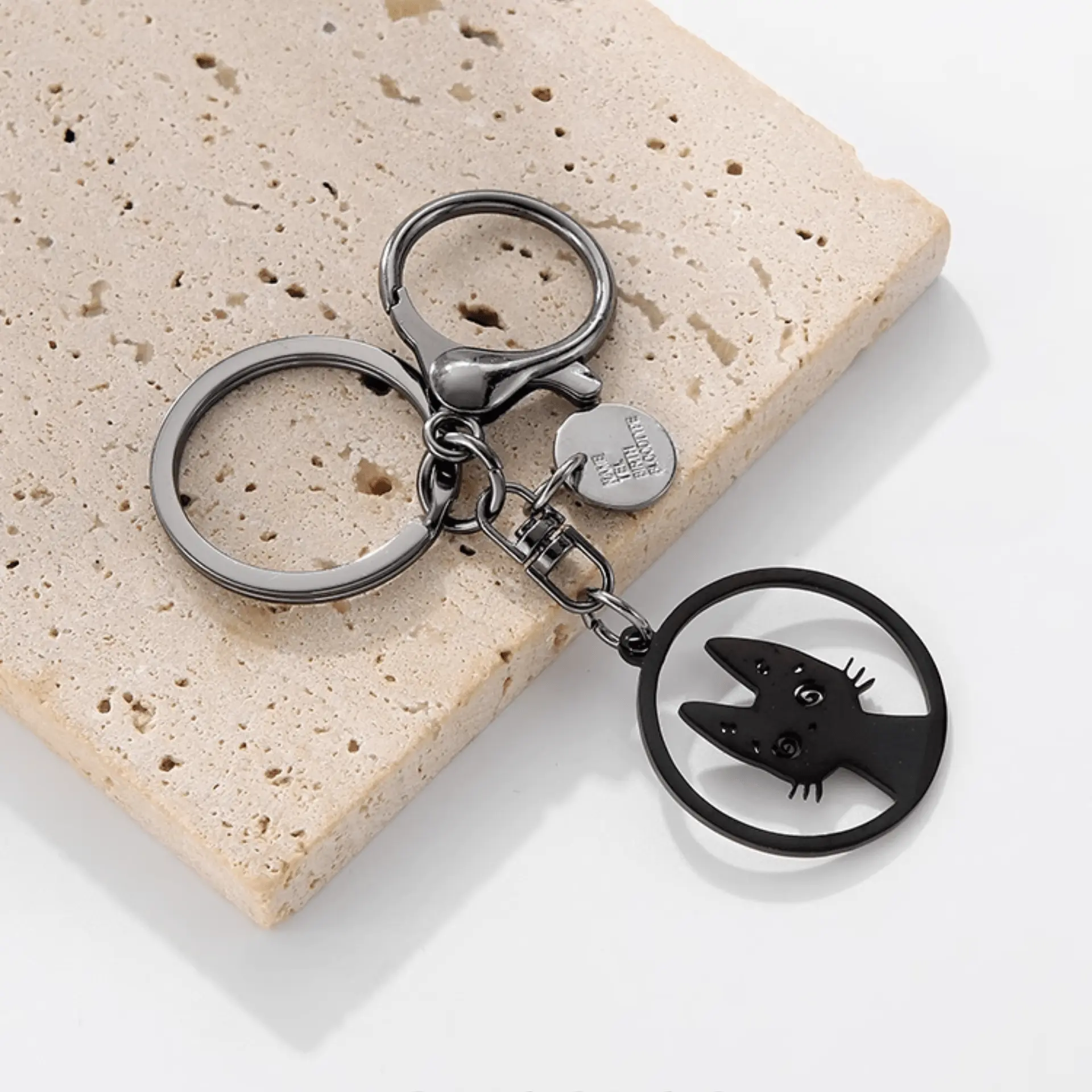 Handmade Black Cat Metal Keychain: Mystery and Style for Cat Lovers!