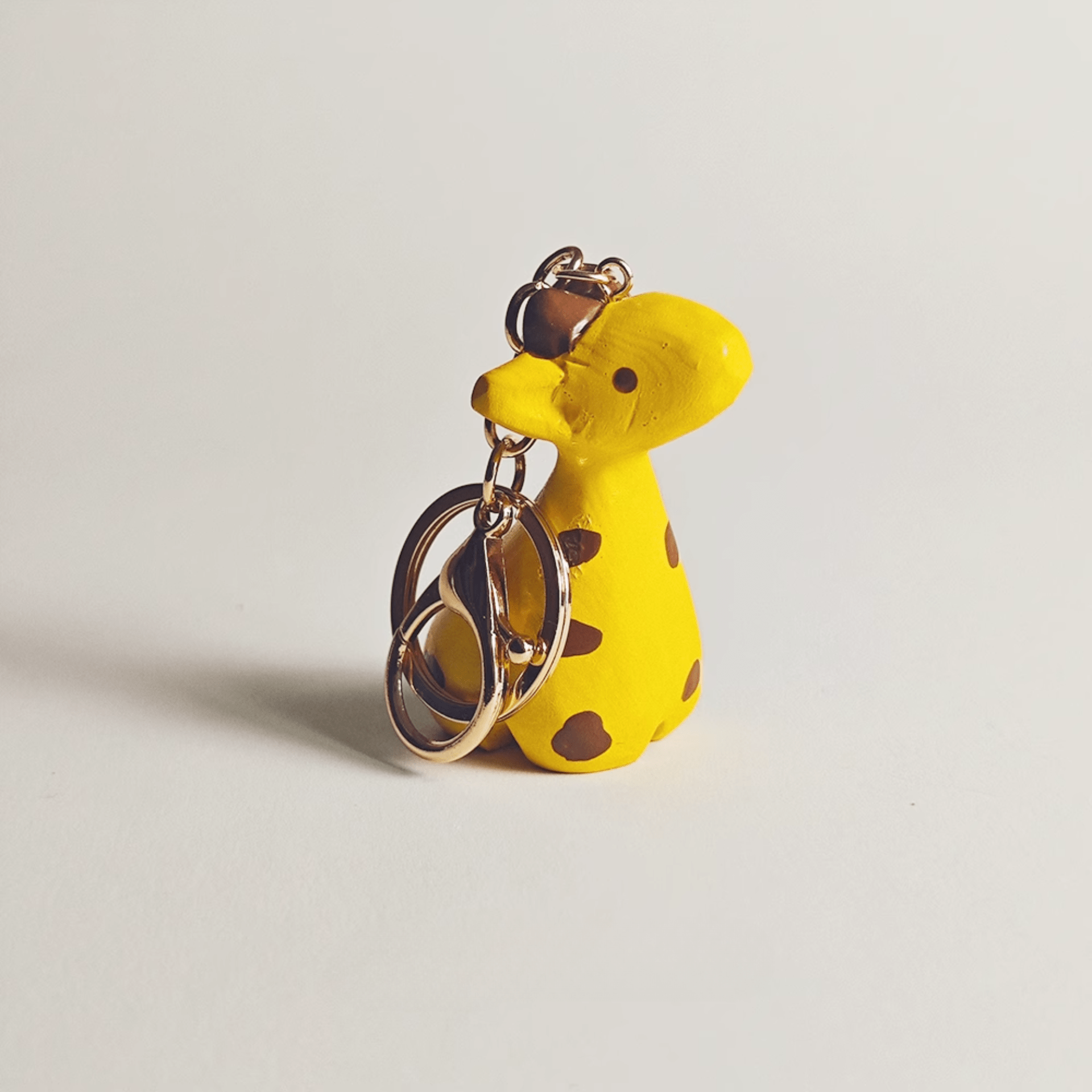 Giraffe Stretch Wood Keychain - Nature-inspired Design, Compact Size