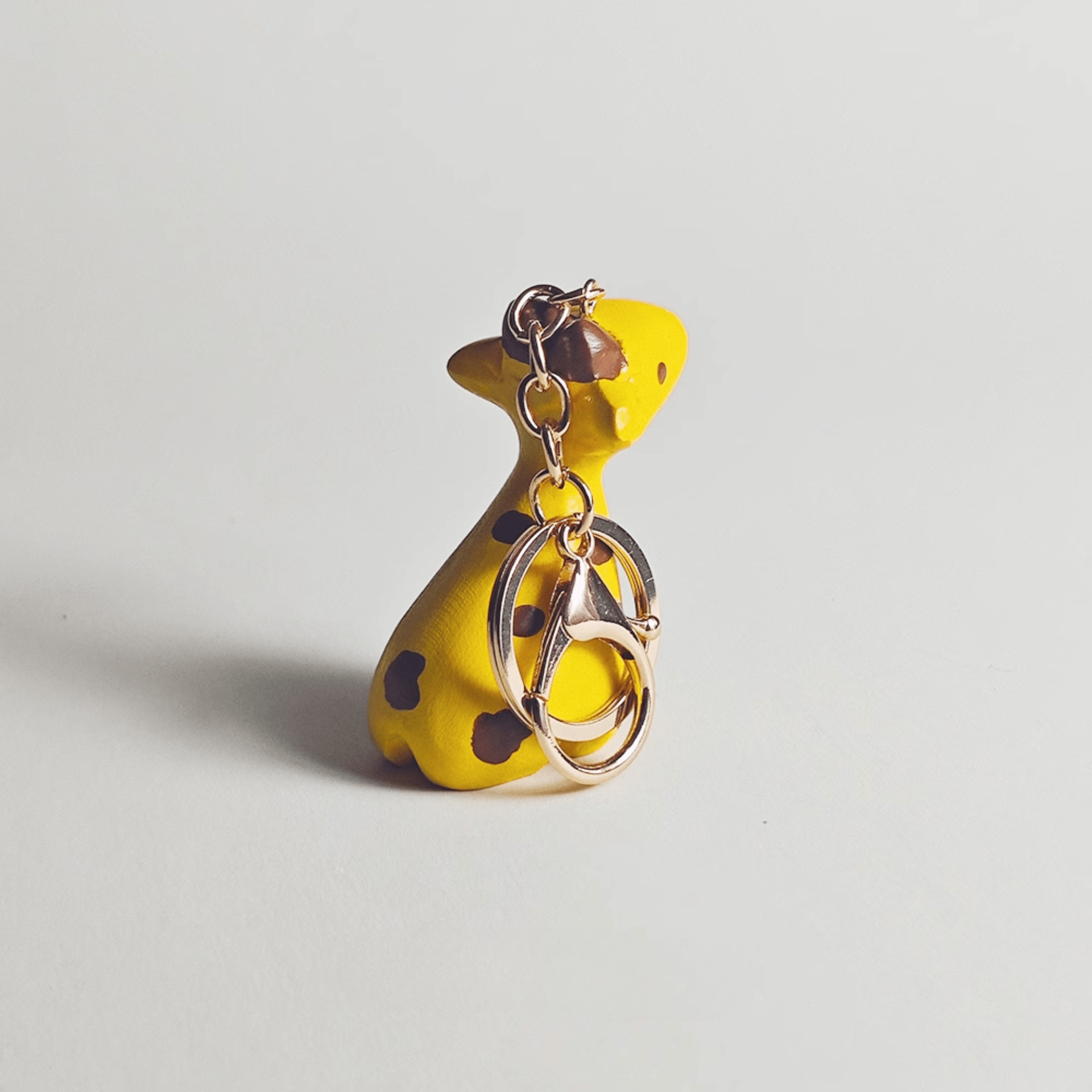 Giraffe Stretch Wood Keychain - Nature-inspired Design, Compact Size