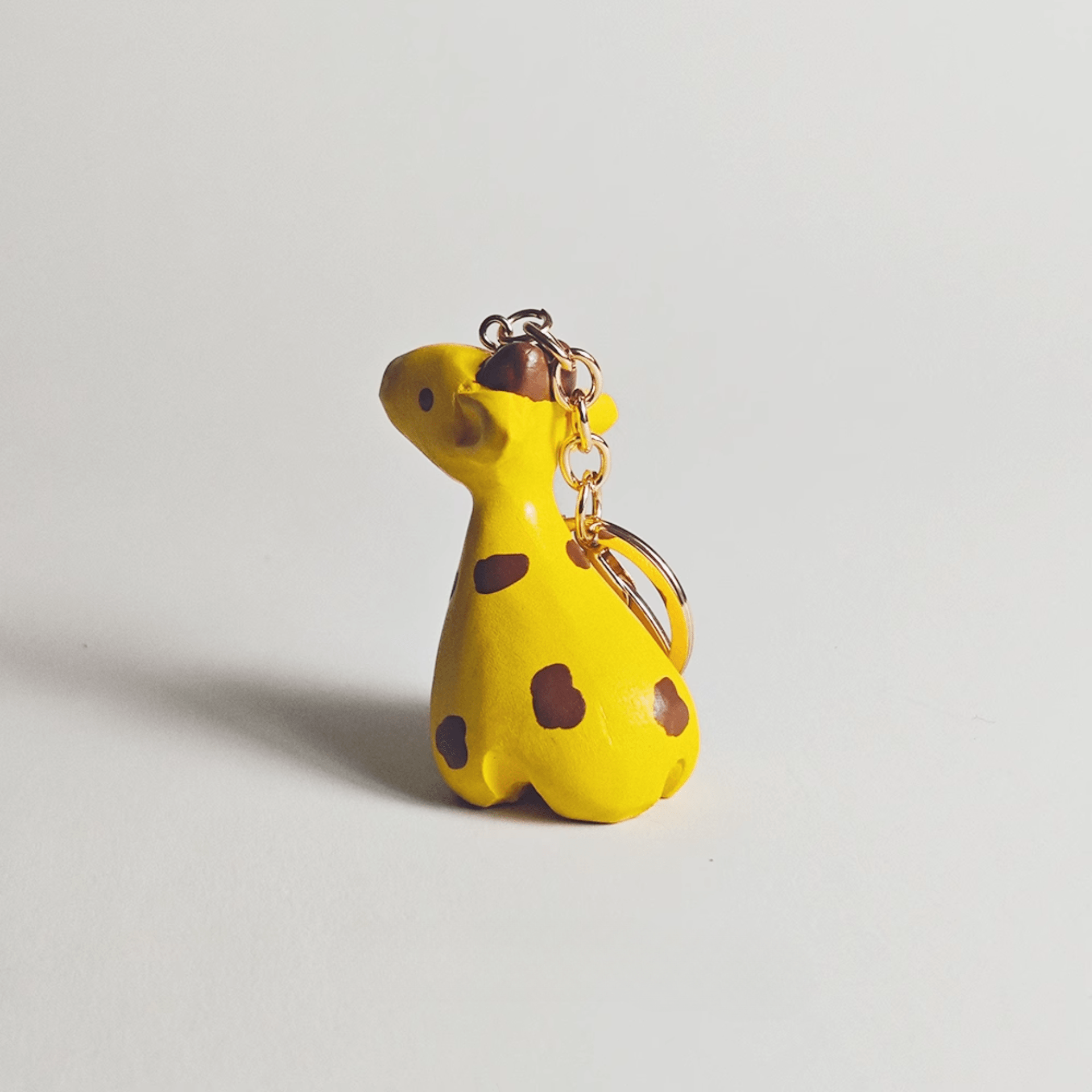 Giraffe Stretch Wood Keychain - Nature-inspired Design, Compact Size
